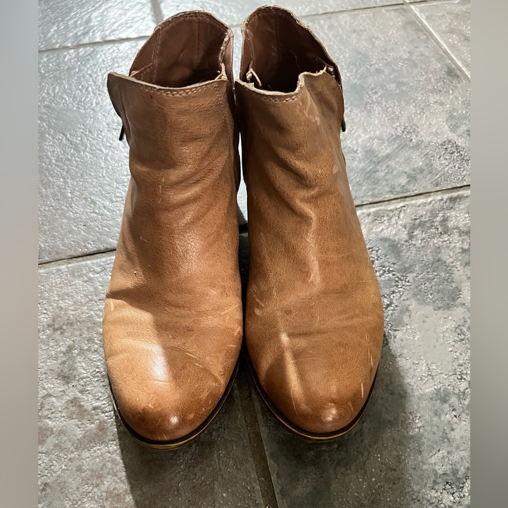 Lucky brand tan leather boots-women’s size 7.5. Perfect 
condition.